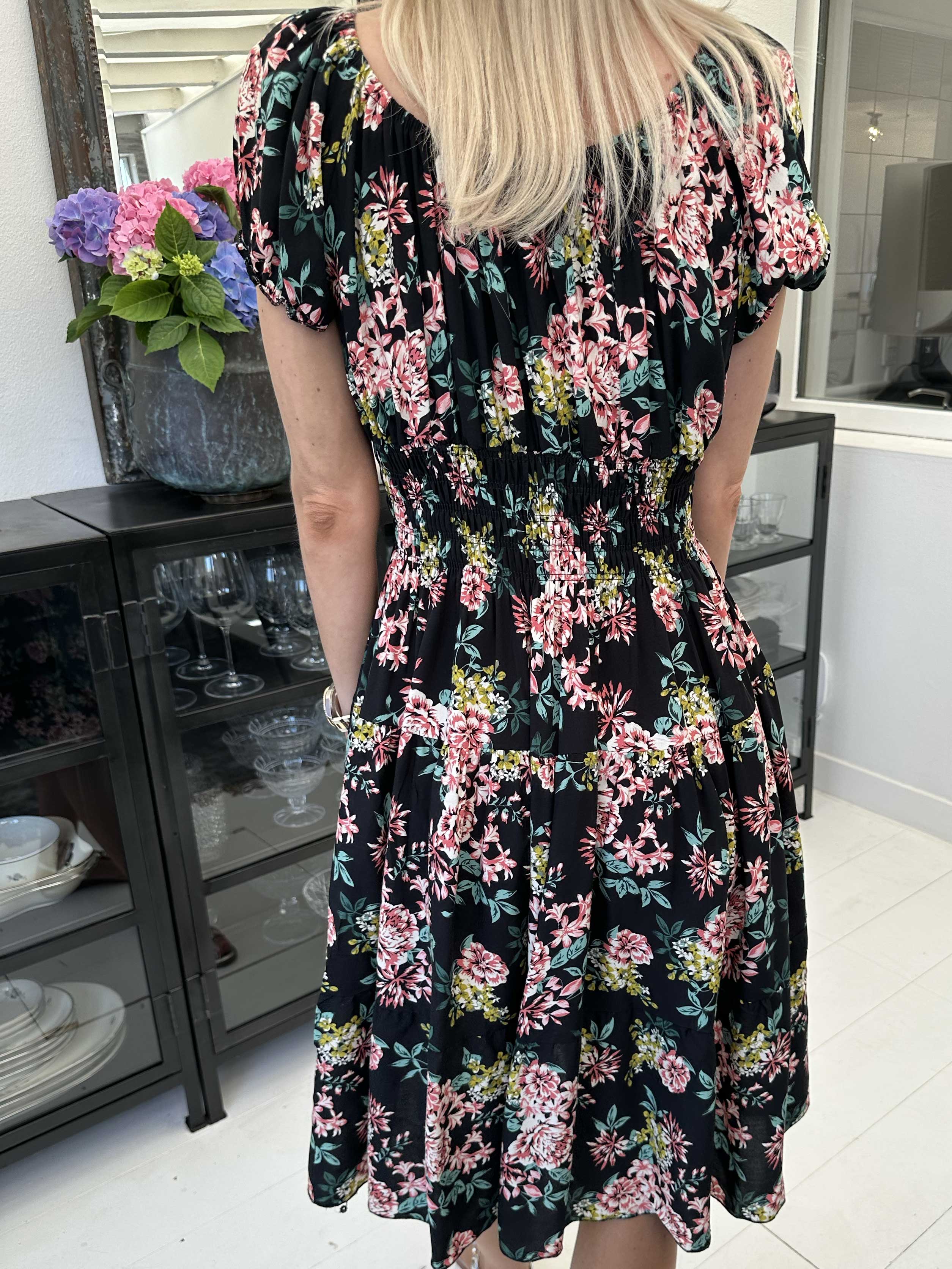 Finalia Summer Short - Söt blommig klänning med puffärmar